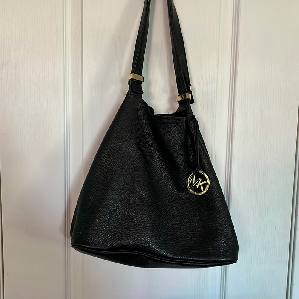 MK black leather purse straps show a little wear other wise in good condition.